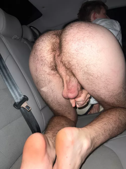 Hope in the back & munch my hairy big man butt 😏