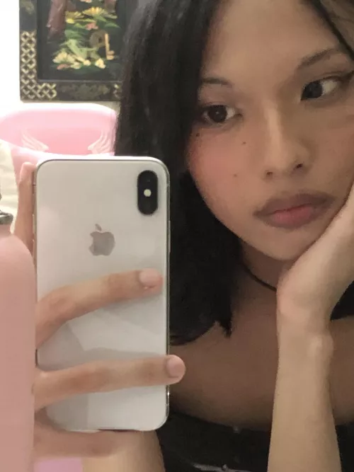 i wanna send cute selfies to someone actually 😞