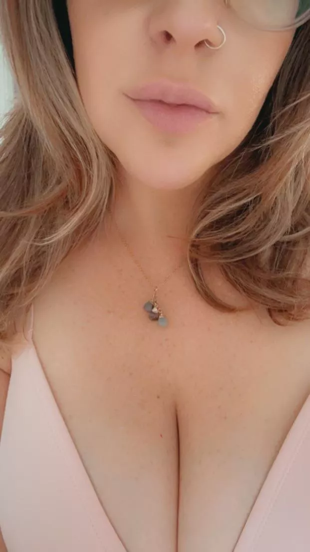 Pink bra and kissable lips 