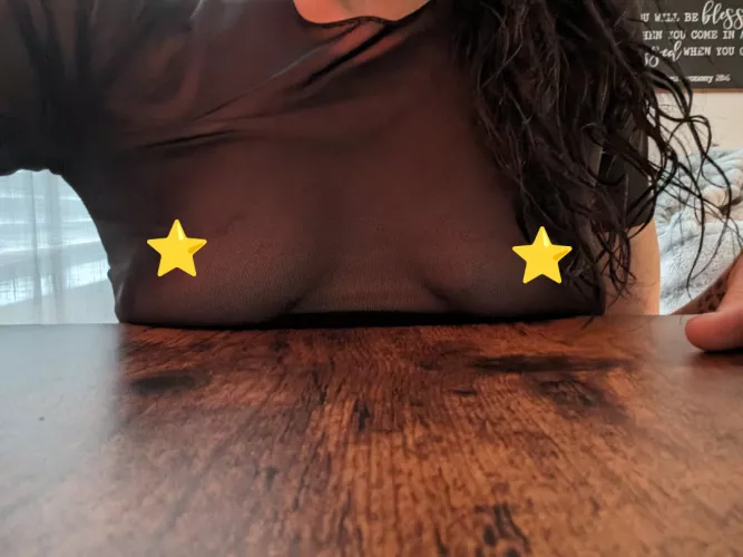 Who wants to flirt with me 😏?