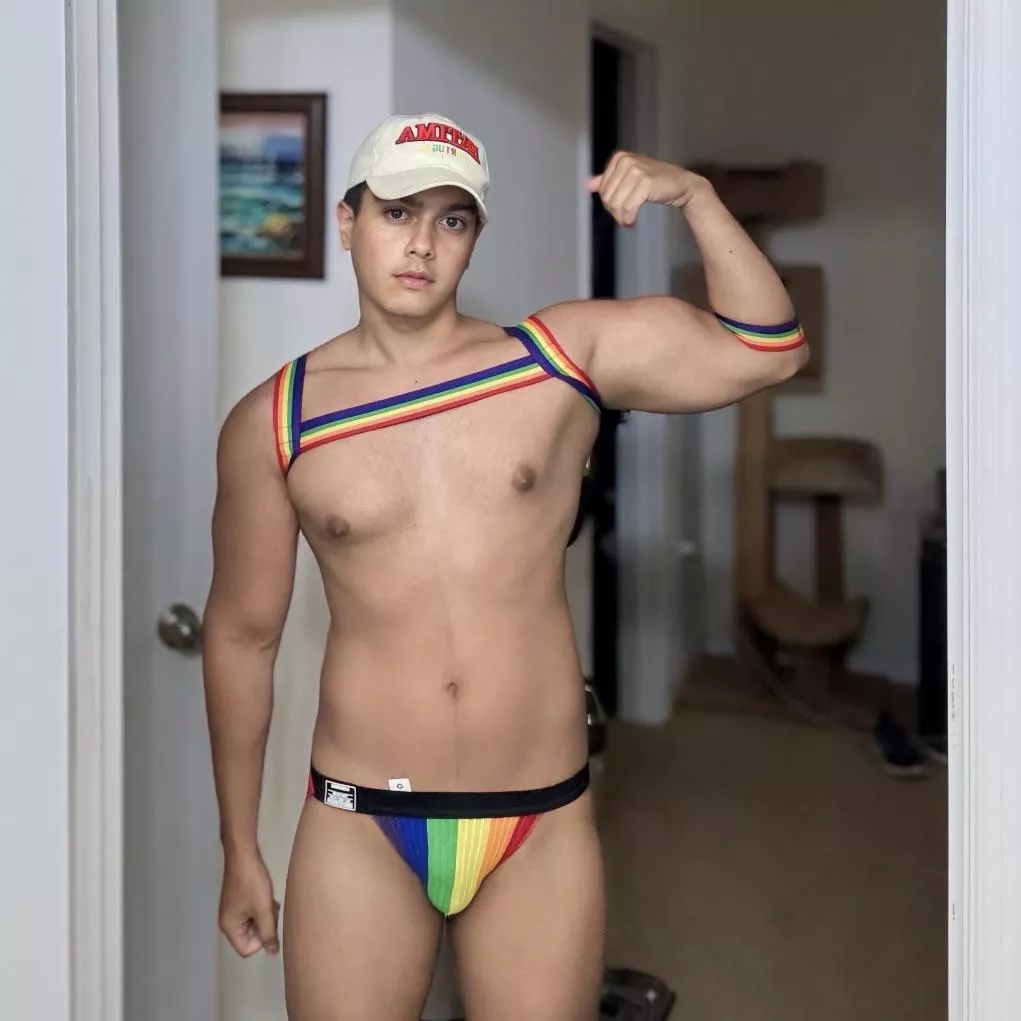 You guys like my pride outfit? 💪🏳️‍🌈 Representing the bisexuals 😜