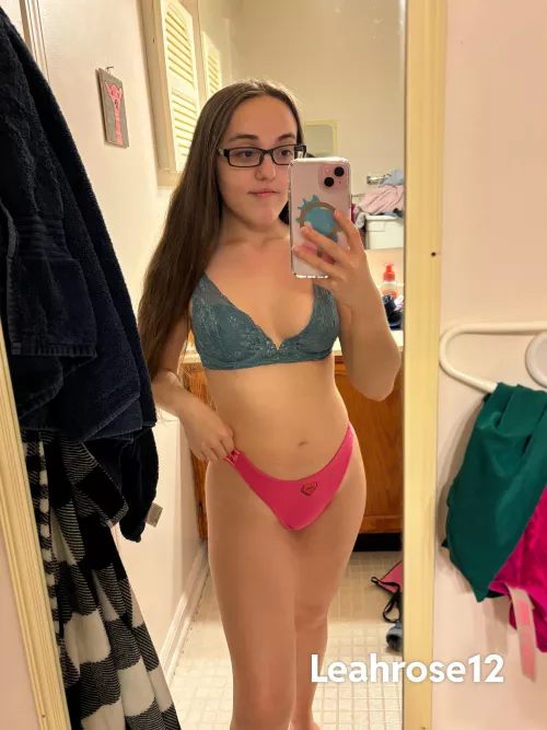 4’8 petite smash or pass? 💗