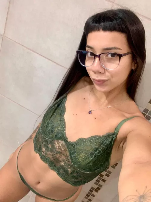 Do you like latinas with glasses??