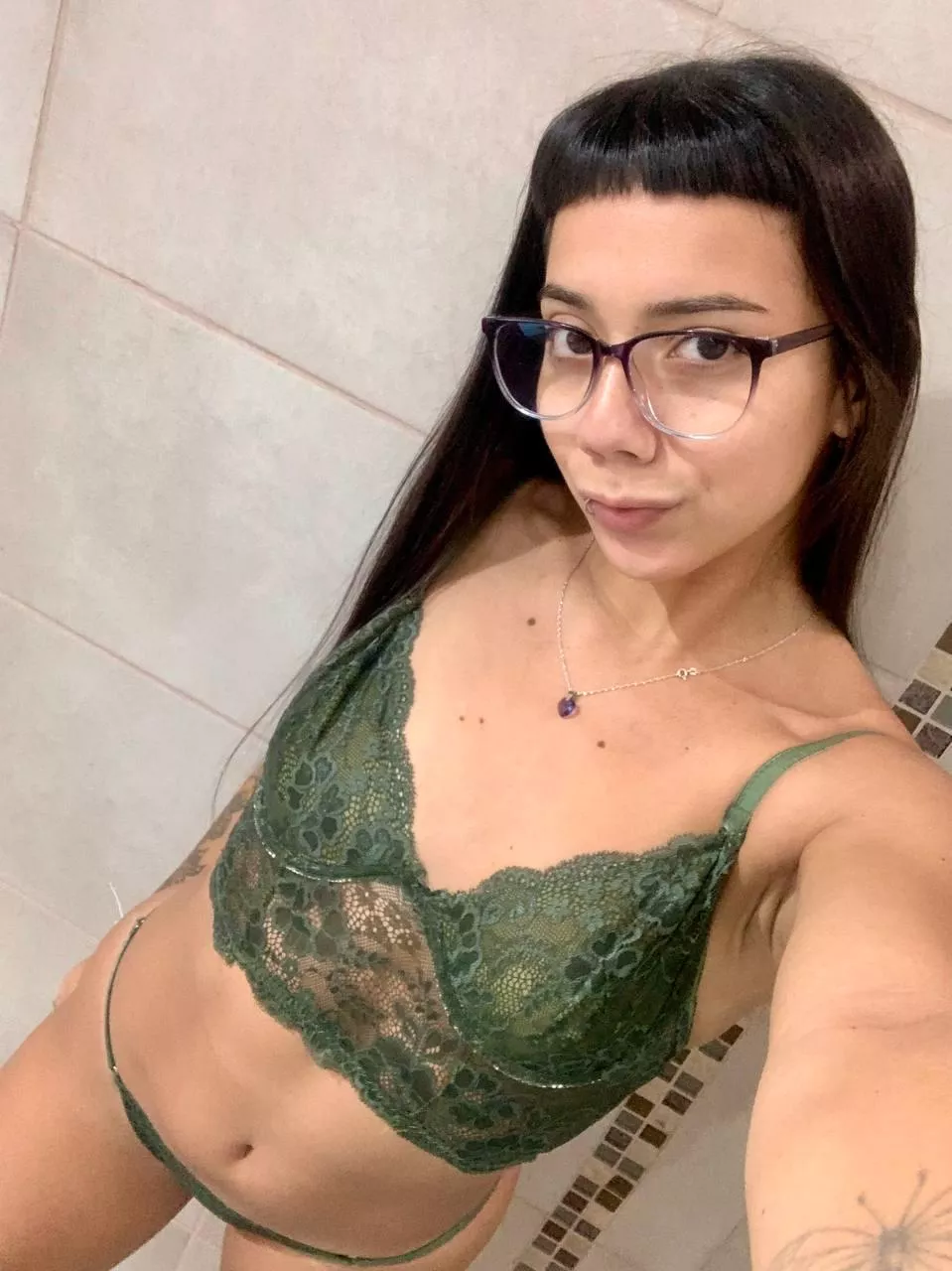 Do you like latinas with glasses??
