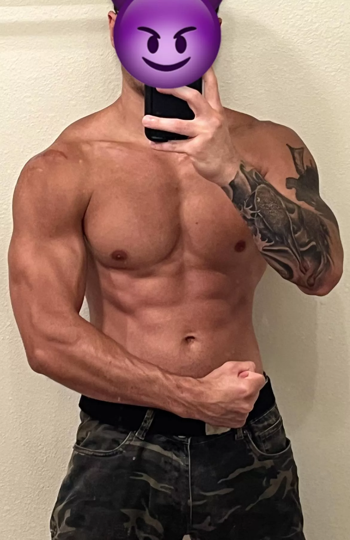 Feeling tan and lean in my military pants 😊💪🏽😉