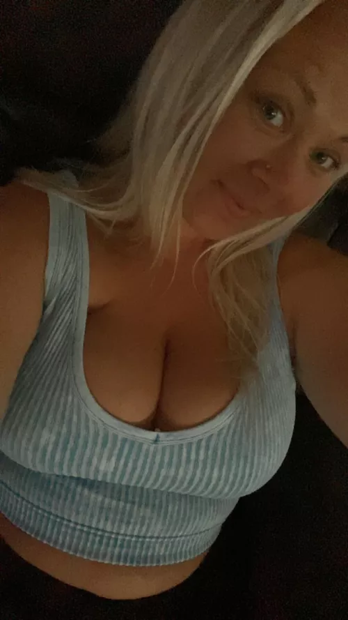 Hi babes ;) do I look good in blue? 