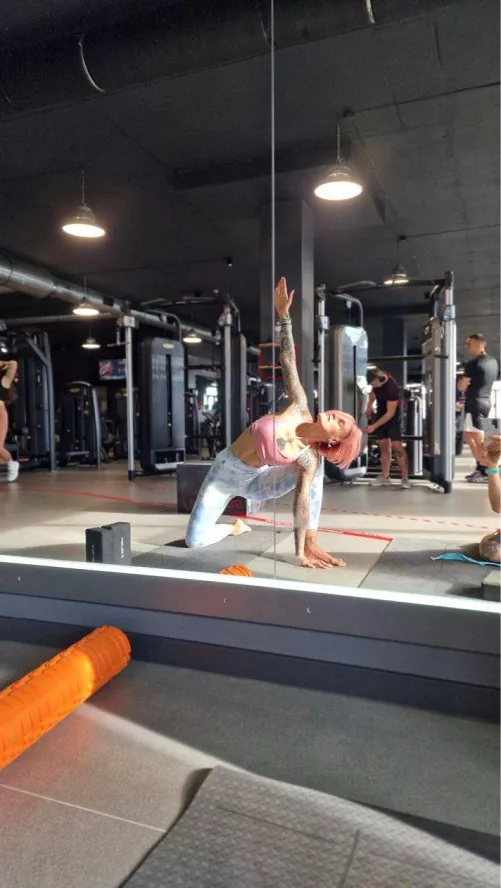 When your gym milf becomes one with the bench press.