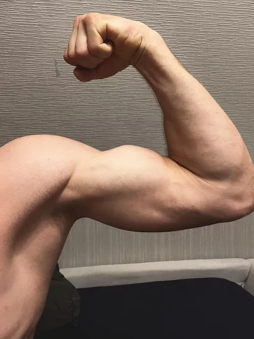 (24) You like my bicep? admit if you do ;) 