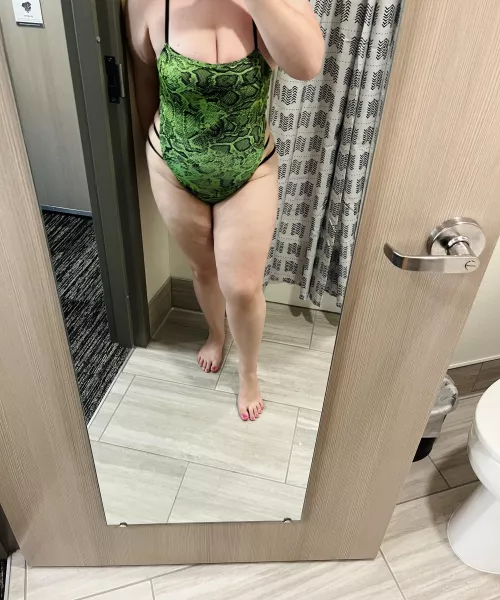 About to go to the pool💦