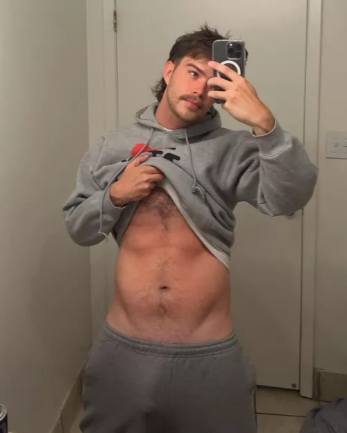 anyone like my sweats? comment for a reveal in your dm’s :)