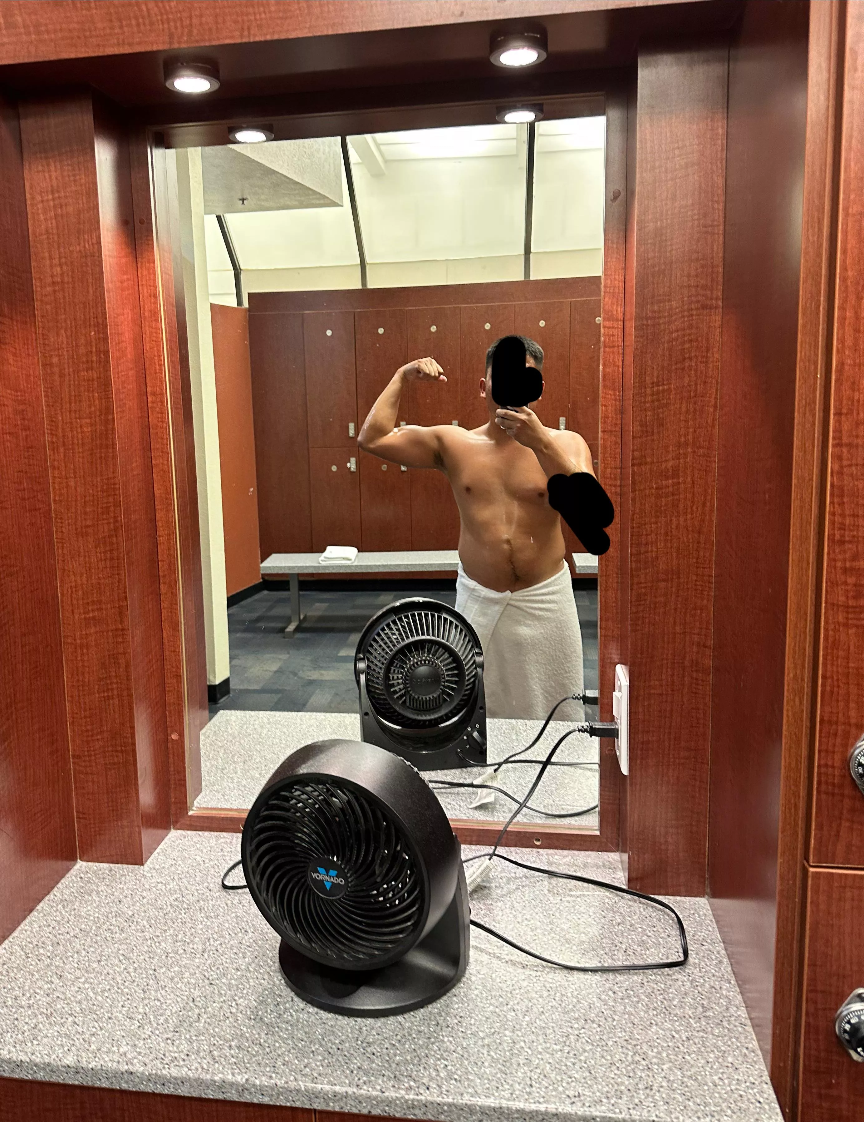 anyone wanna shower after the sauna? M[25]