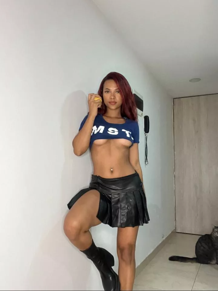 Boots worthy of being covered in cum, don't you think?