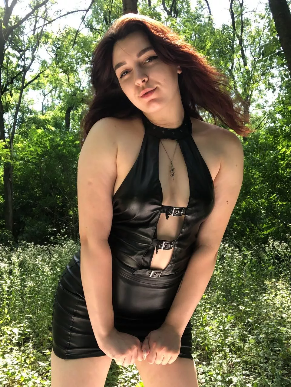 The perfect shiny leather outfit for a date outdoor