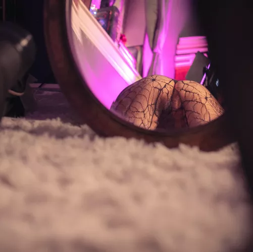 A cute little ass in the mirror 