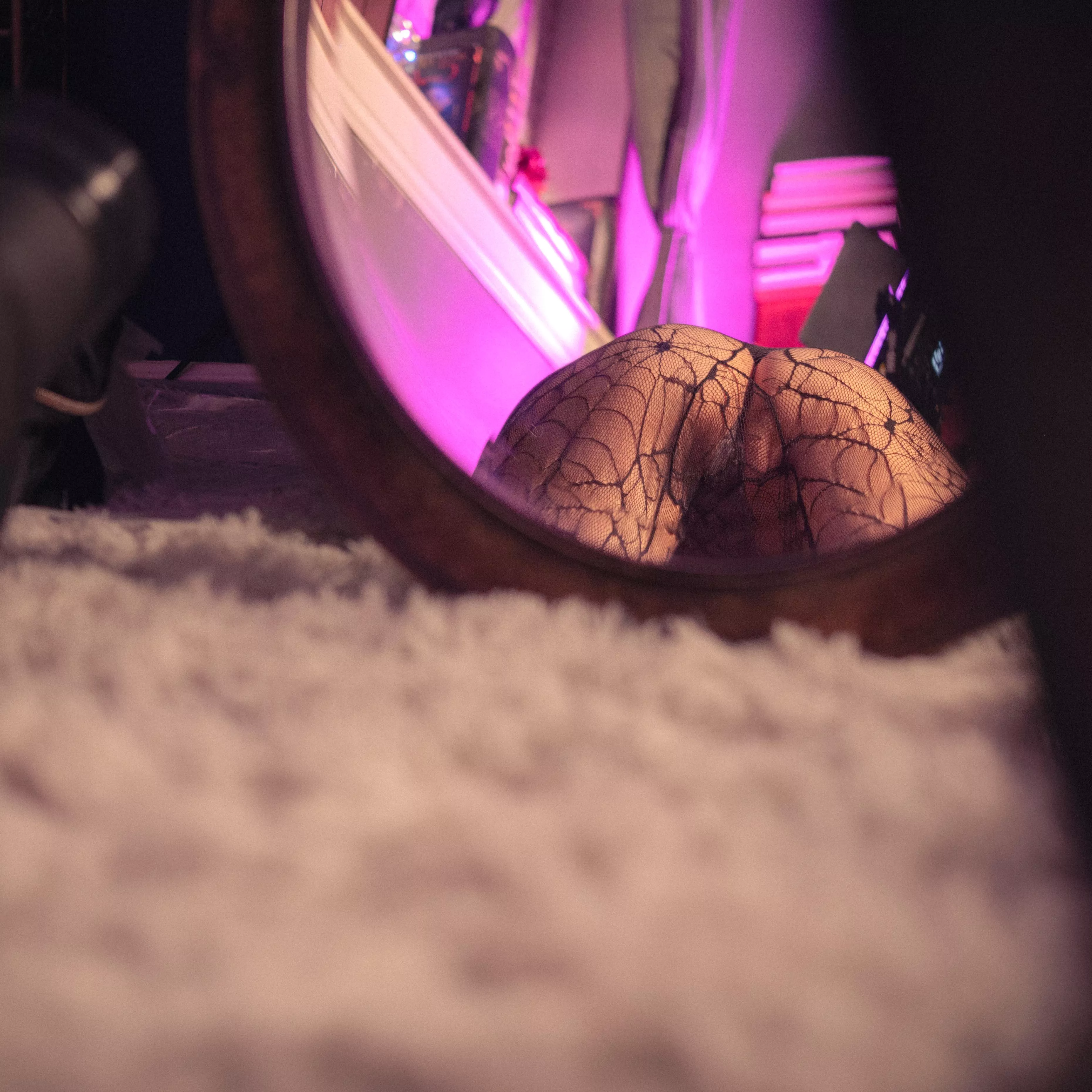 A cute little ass in the mirror 