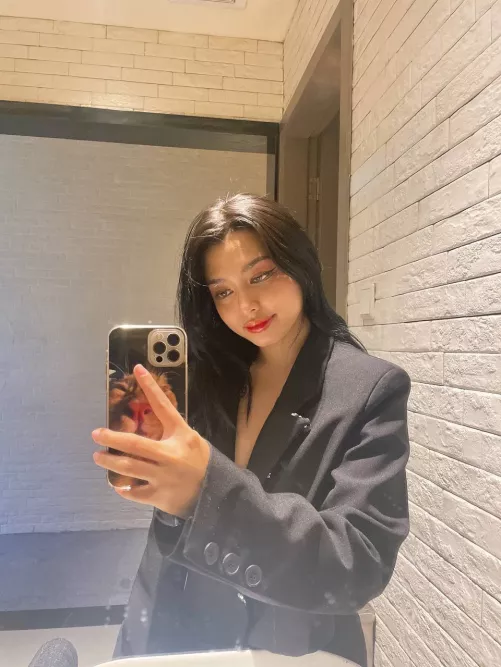 Capturing my reflection in this stunning mirror selfie