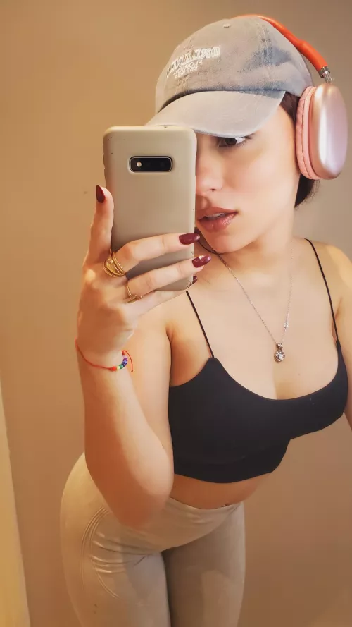 Do u like how this top fits me?