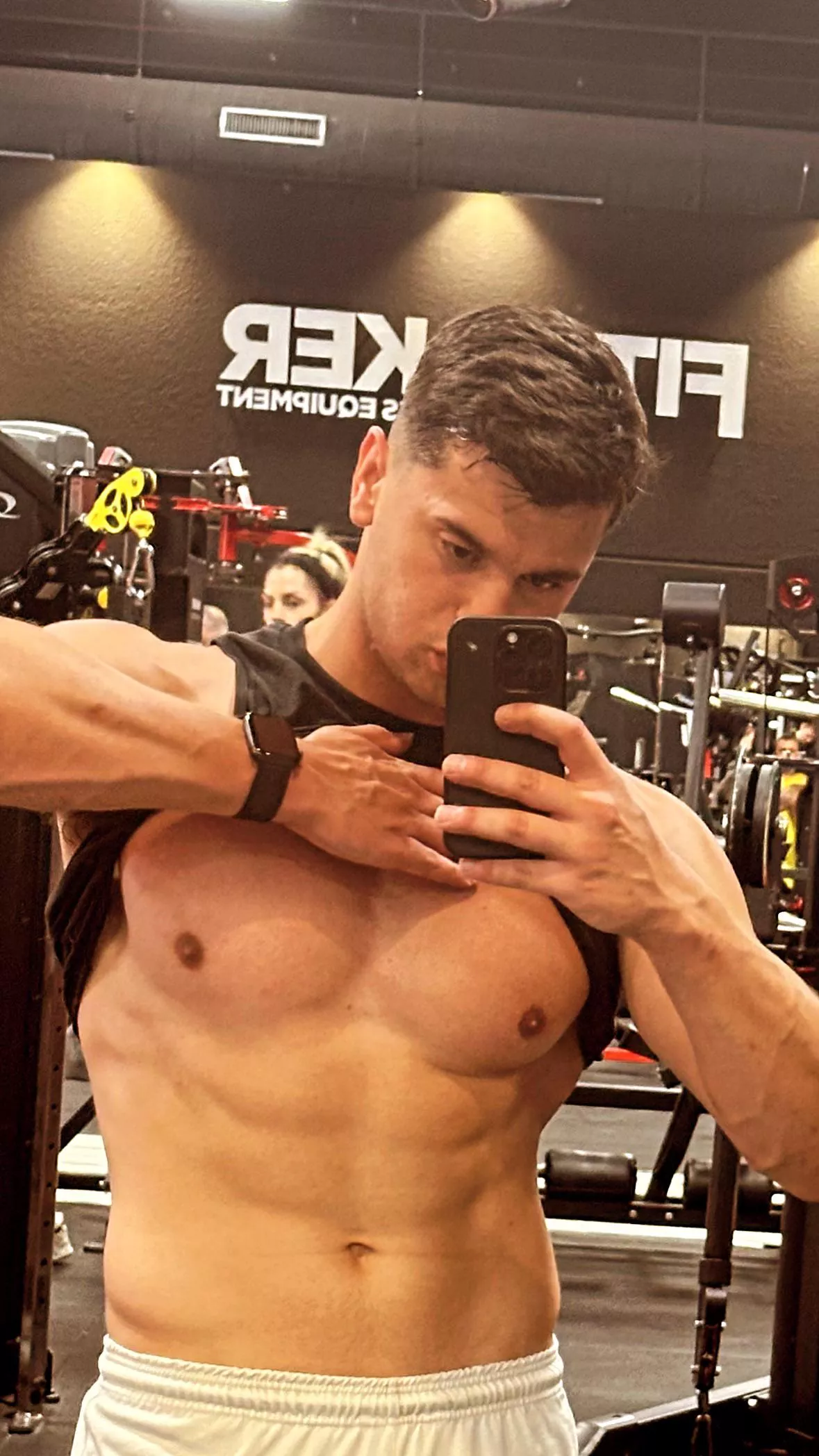 Don’t look my big chest and my abs… look my veiny forearms💪🏼