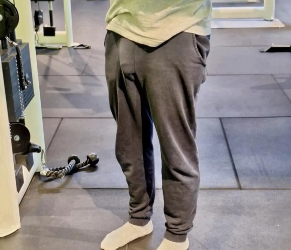 Showing my gym what a real man’s cock looks like ;)