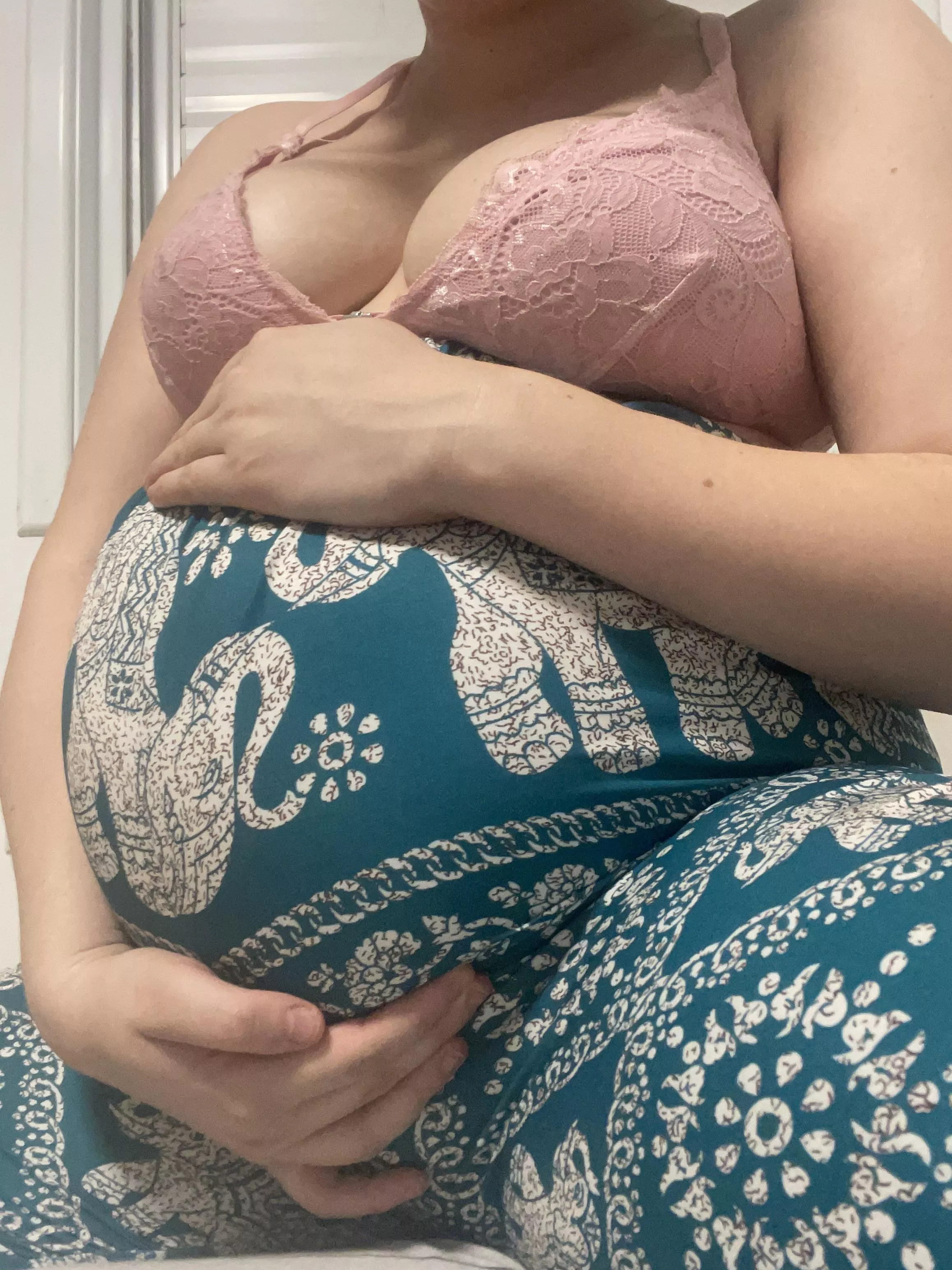 These pants feel extremely tight on my bloated belly 🐽