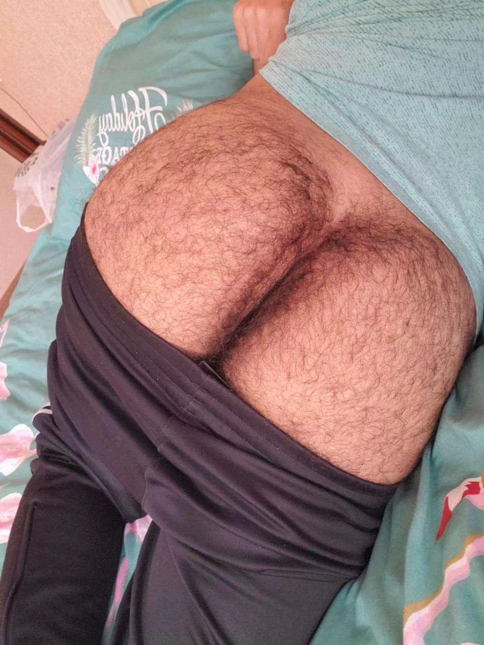 Would love if a man could spread my cheecks and lick my hole.