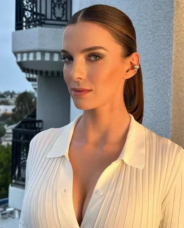 Betty Gilpin 