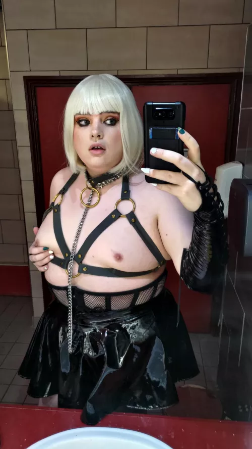 Omg I can't believe I used to be straight an now I'm at a gay sex club like this, what happened 😳