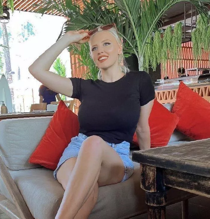 The black color perfectly accentuates large shapes