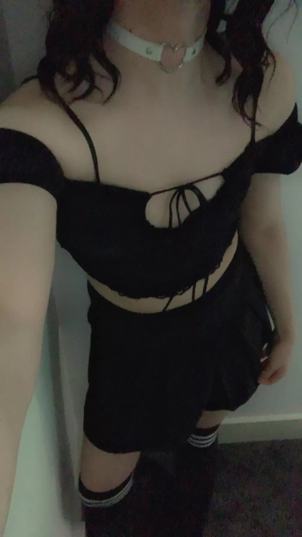 the lighting is so bad the skirt look like shorts