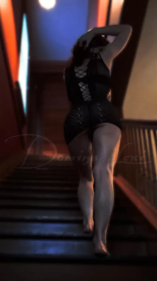 You can't resist the allure of a stunning woman.