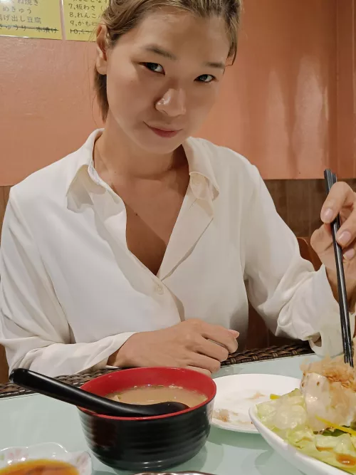 hungry or angry look [F] 