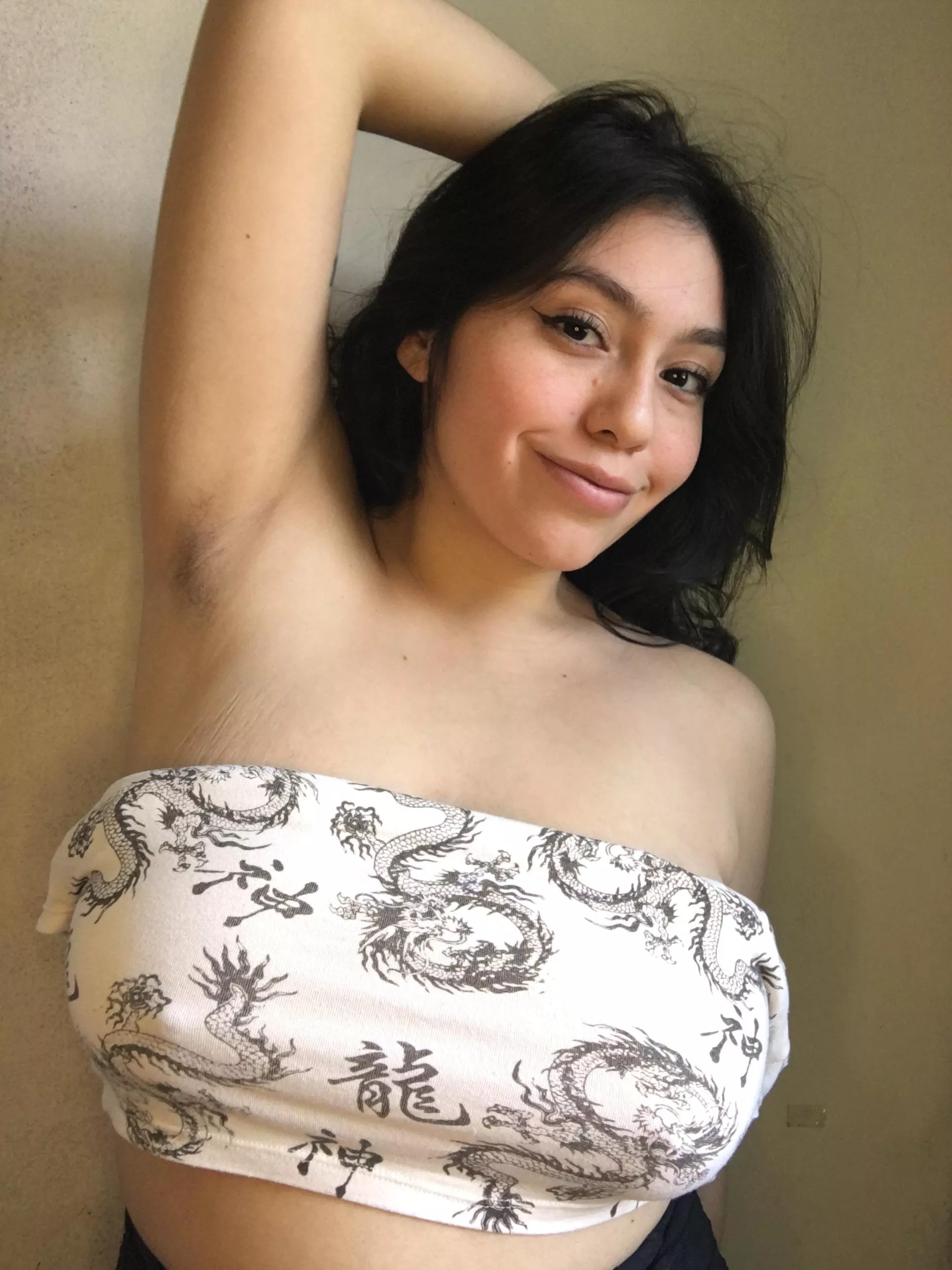 I know you’re dying to touch my hairy but softly armpits🐷