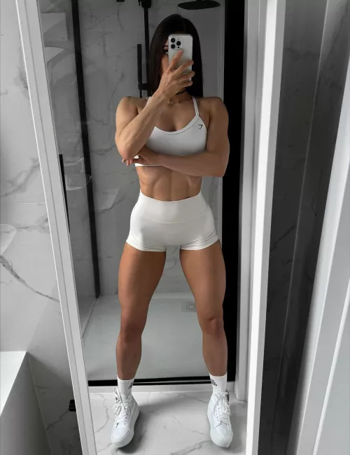 Lina - (@linasphysique)