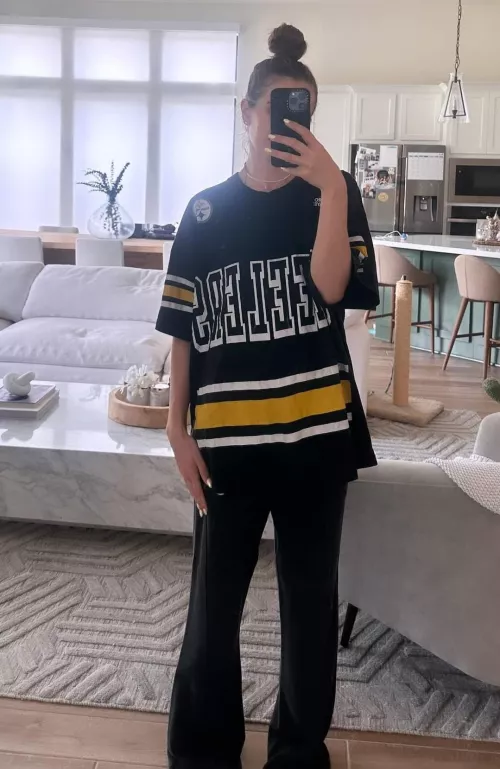 Browns fan wearing steelers gear 😅