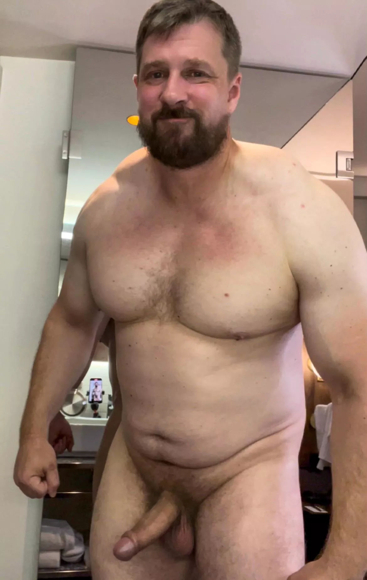 „Hi I’m your neighbor in a hotel . Want to come over for a while?