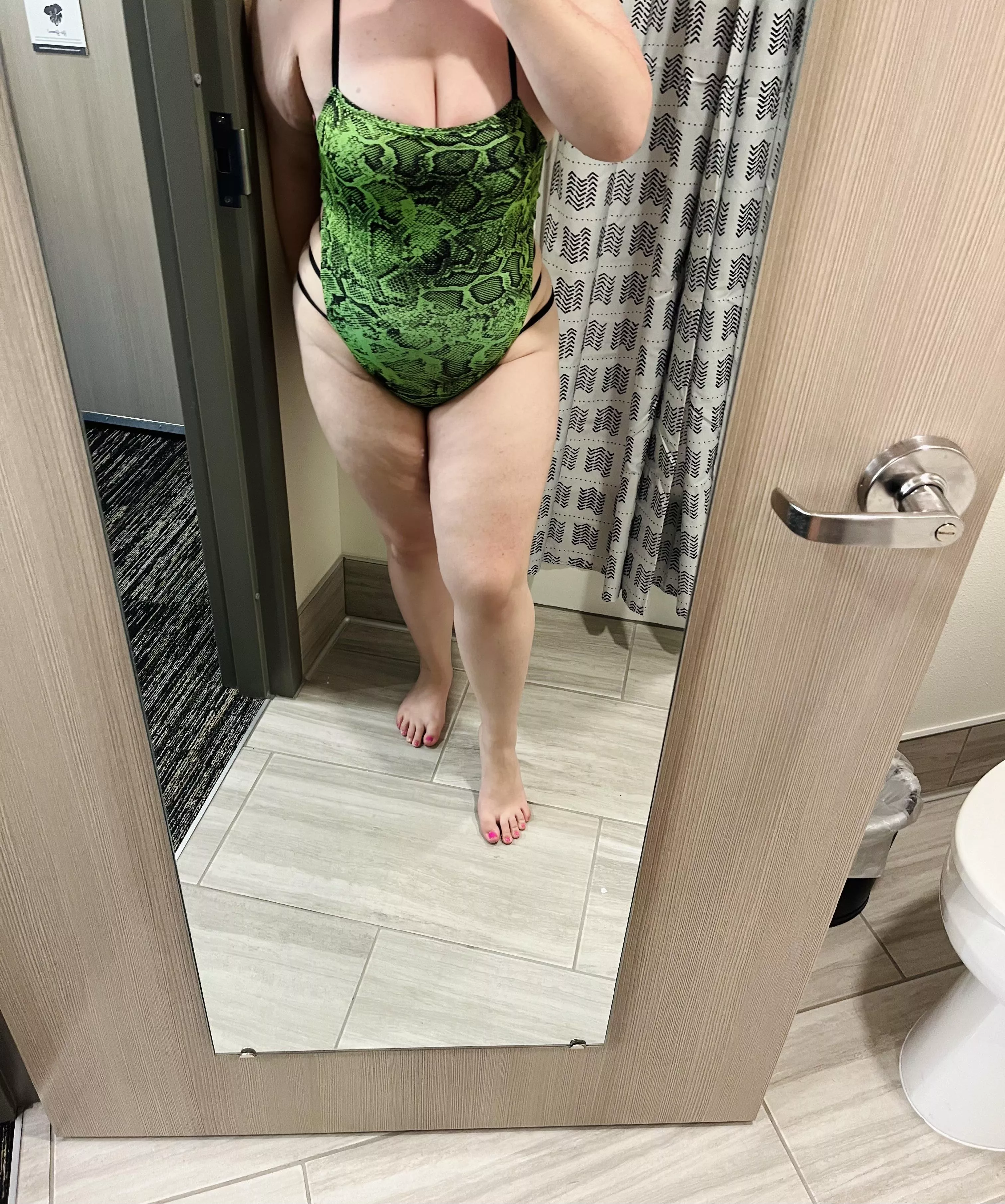 About to go to the pool💦