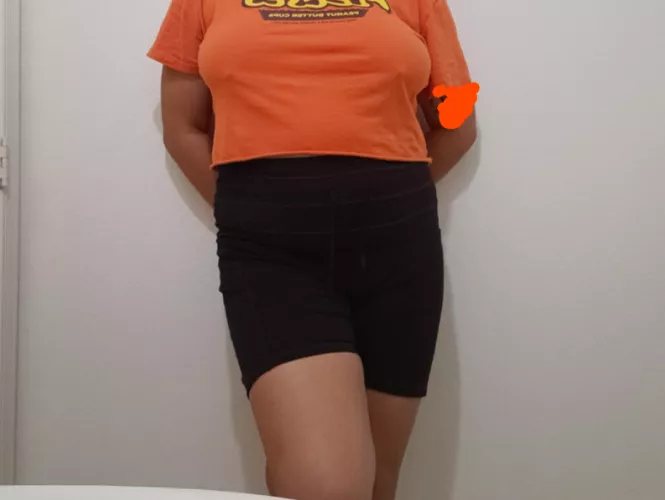 Braless with crop tops & a big chest is a dangerous game...