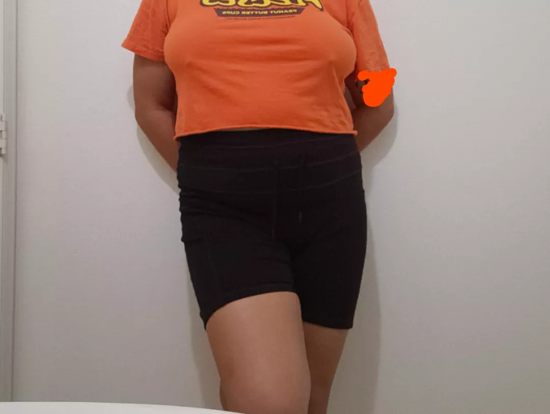 Braless with crop tops & a big chest is a dangerous game...