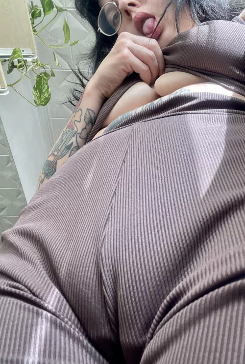 Fat pussy… can’t fit it in my yoga pants