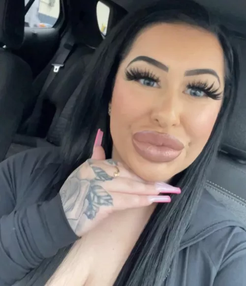 gawd damn I would die in those lips