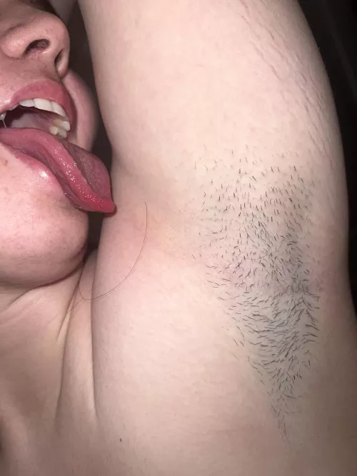 Licking my hairy little pits is the way to my heart🙈🙈