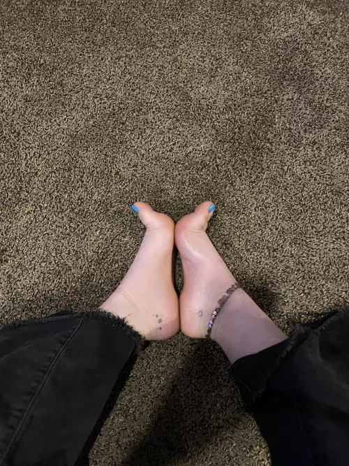 My shiny soft feet are calling your name hun!! 🥰