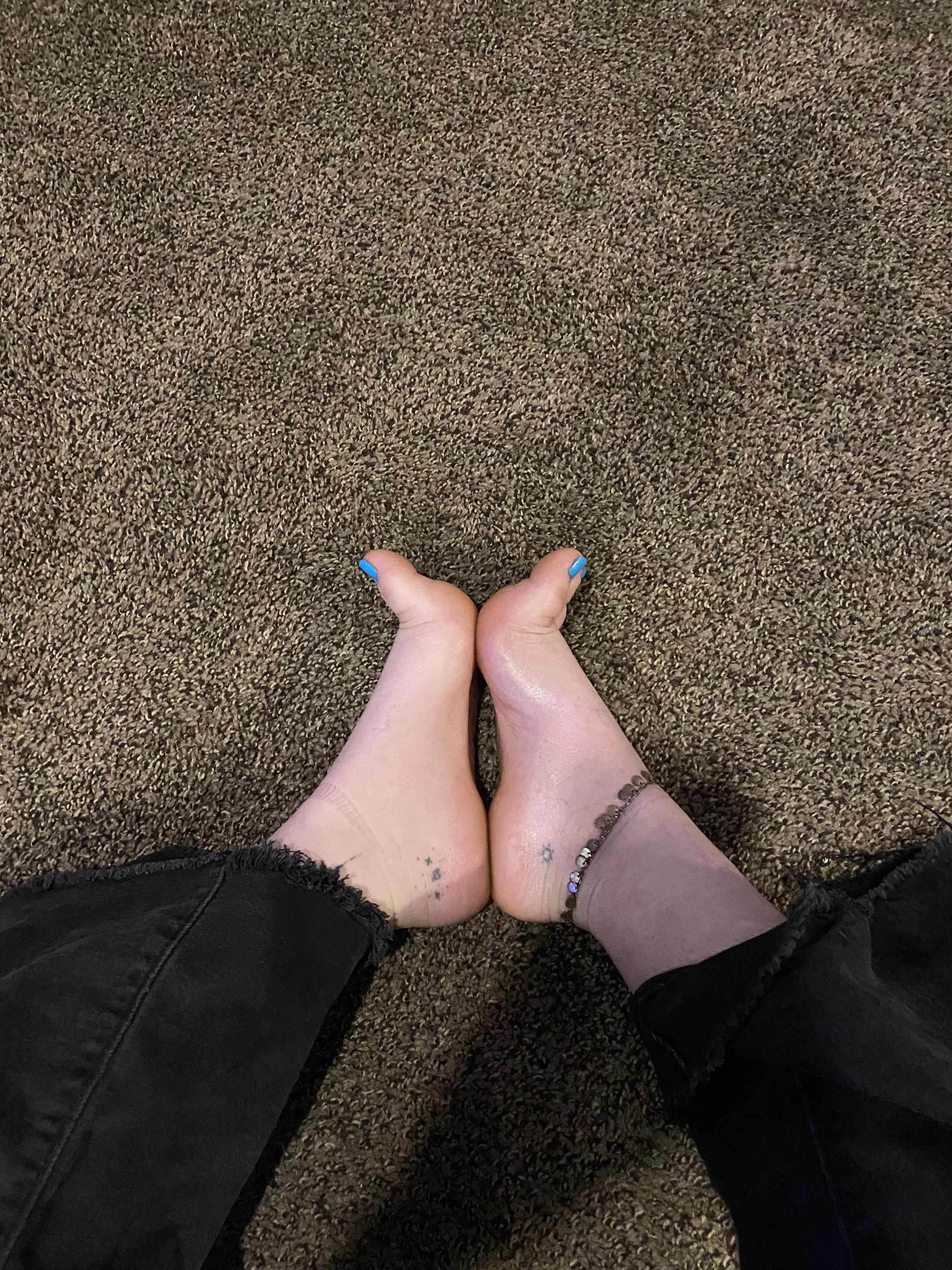 My shiny soft feet are calling your name hun!! 🥰