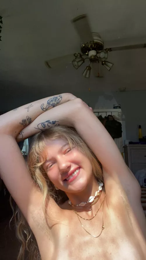 smiling with my pretty pits 