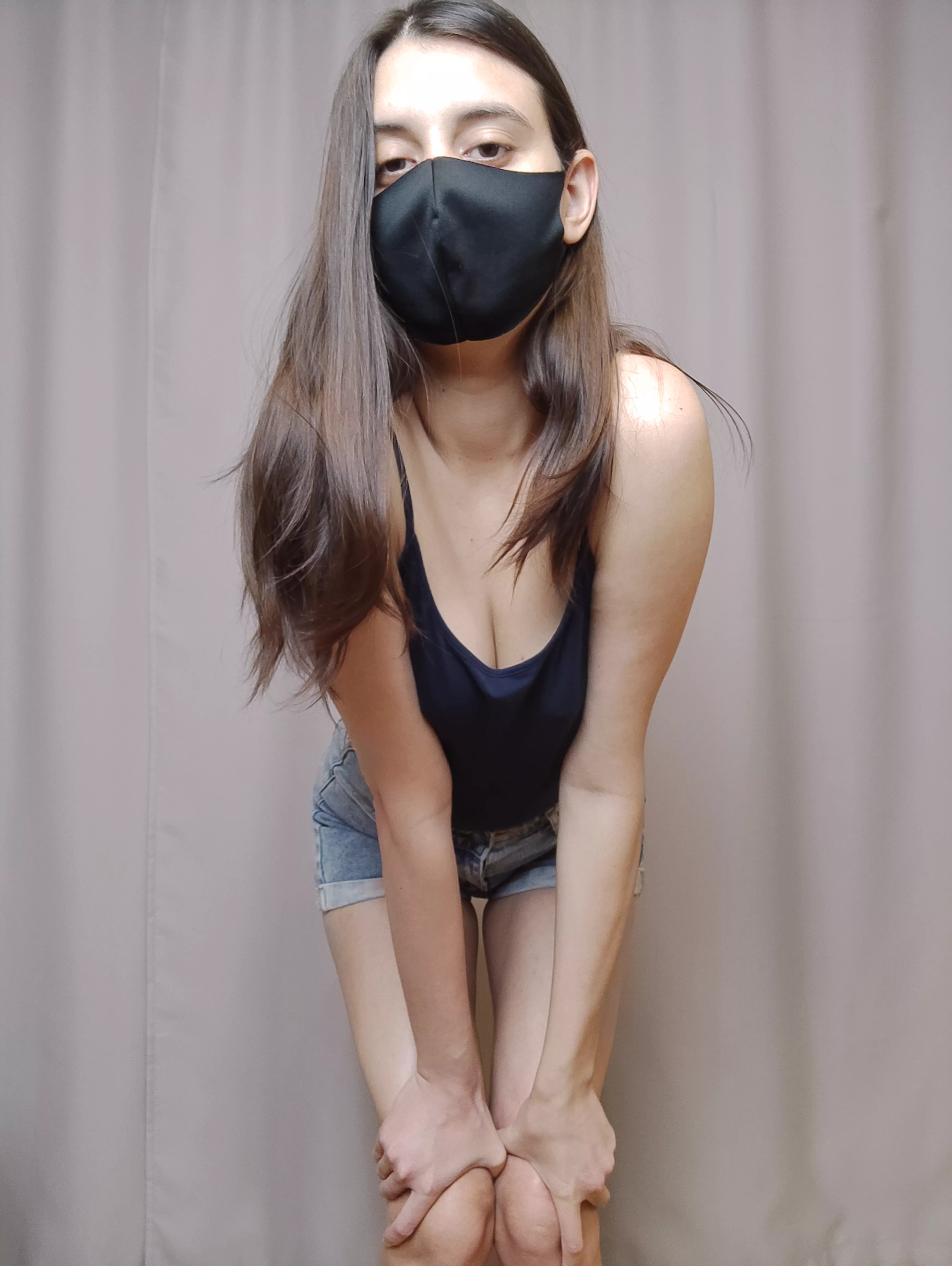 These little girls want to feel the tongue