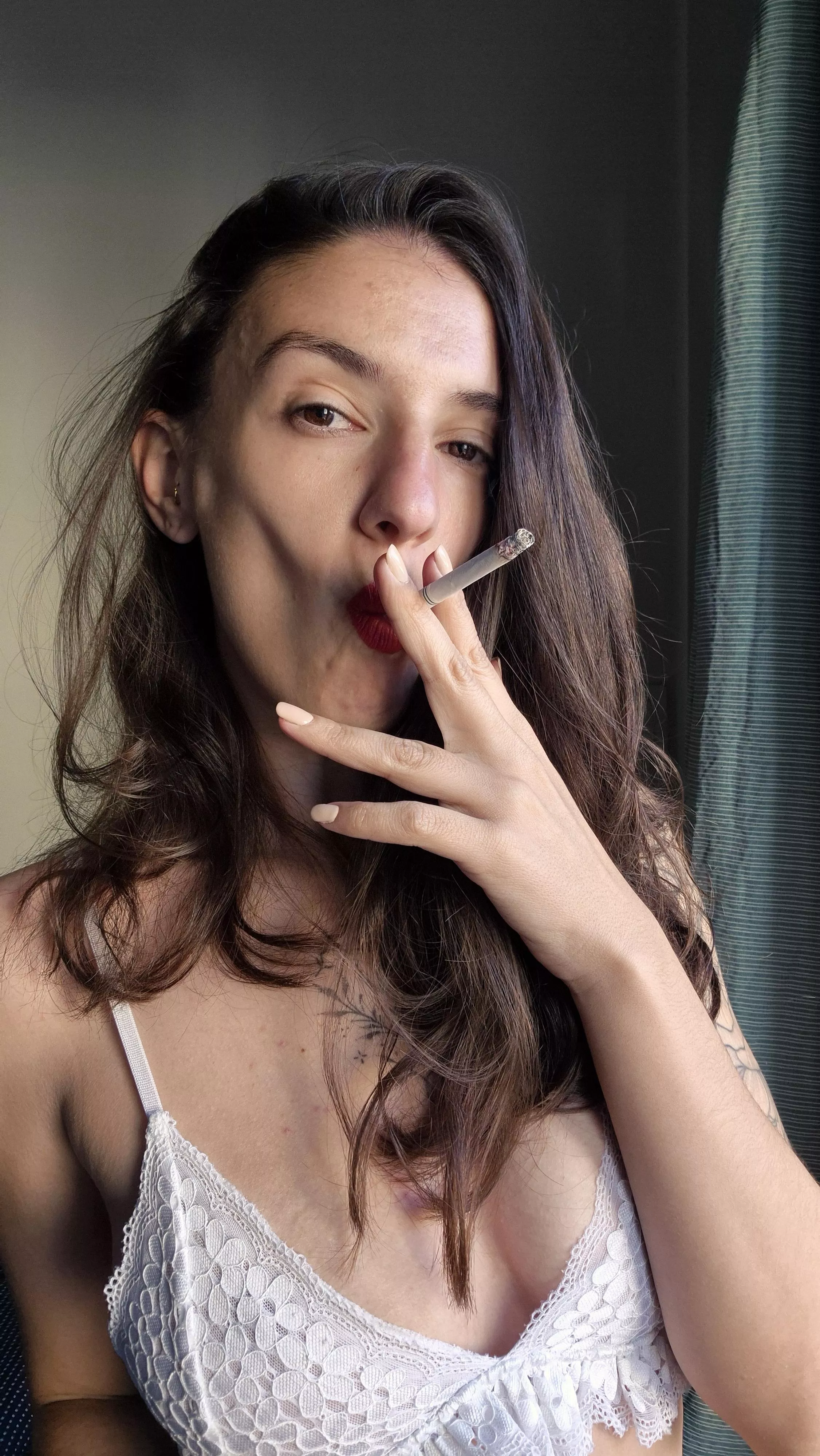 A few years smoking already, discovering how sexy it looks little by little 💋