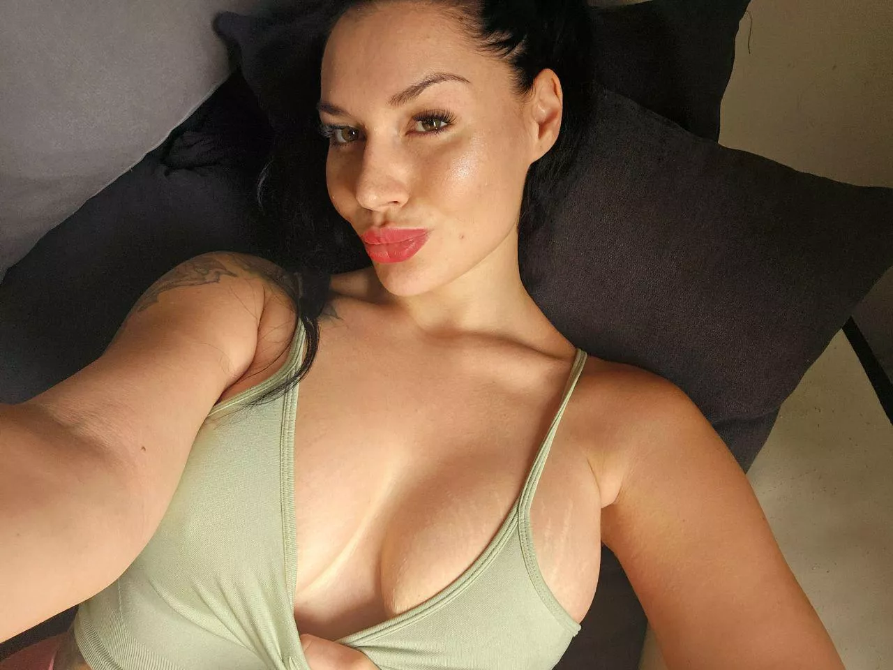 It's so hot here i might as well go to gym topless next time haha