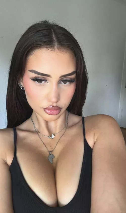 Its so hot I might aswell take my bra off in the gym