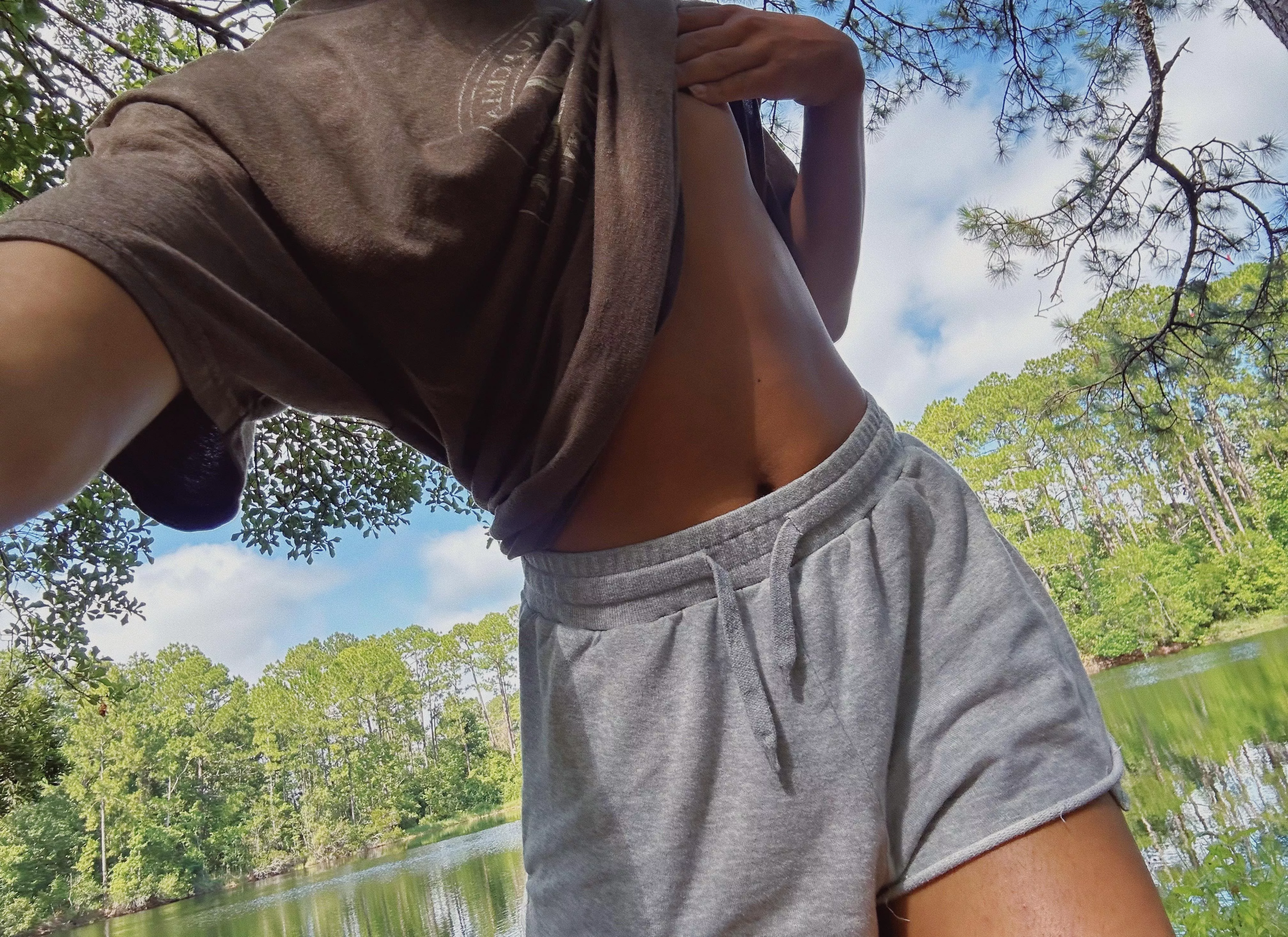 Lately, I love showing off my slim body in public…🍃