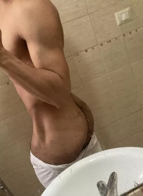 Tiny waist, juicy butt. What do you think?🏋️